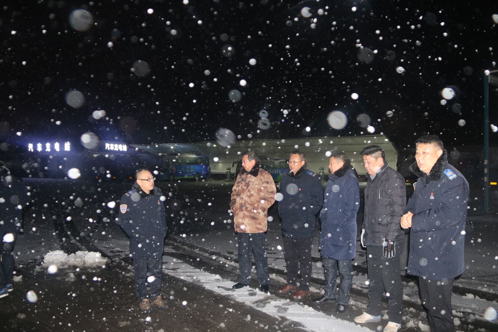 公交集團(tuán)全力做好雪天應(yīng)急準(zhǔn)備工作 為市民出行保駕護(hù)航