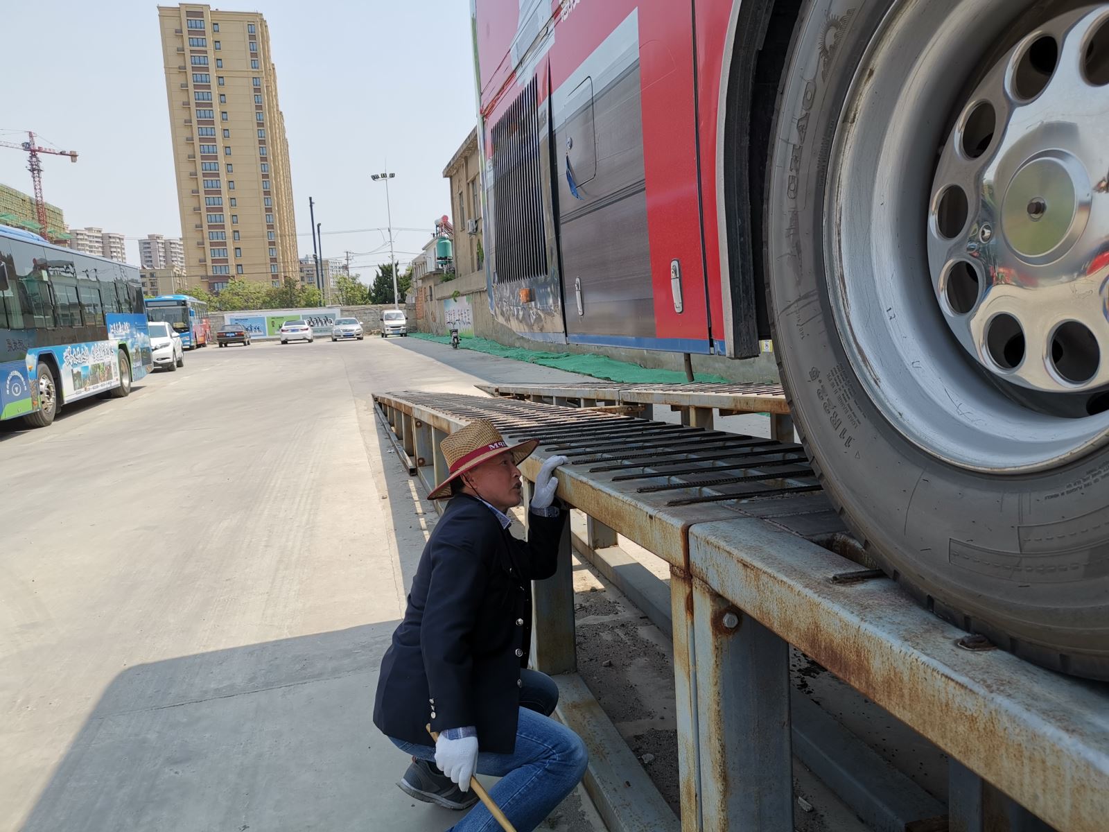 公交集團(tuán)公交事業(yè)一部開展“五一”節(jié)前 車輛專項(xiàng)檢查   確保市民安全出行