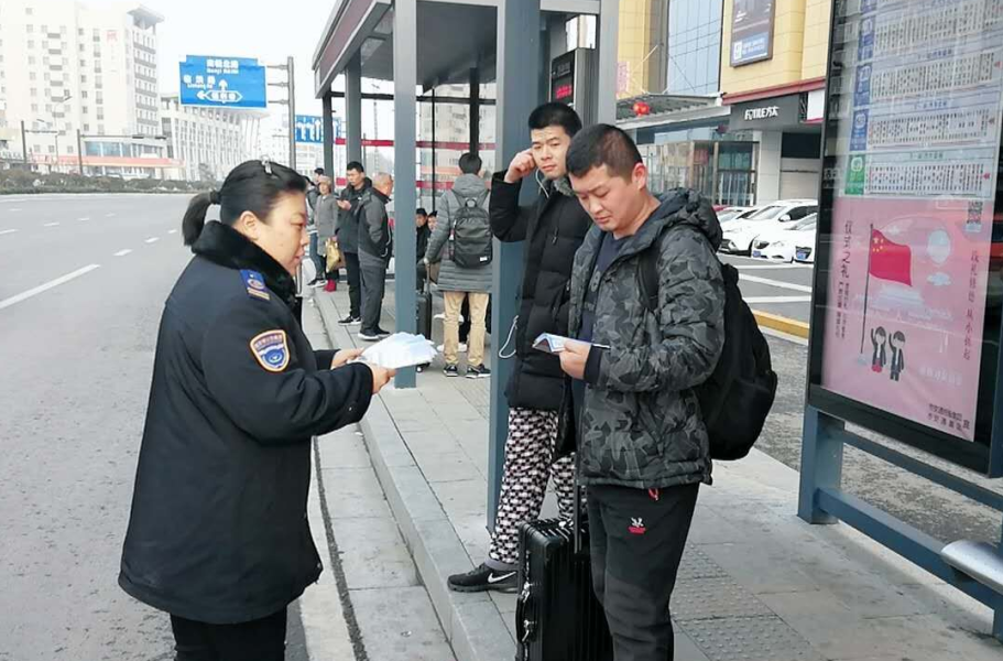 公交集團公交事業一部向市民發放公交出行手冊