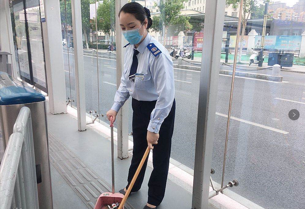 快速公交事業部站務員幫助乘客找到手機