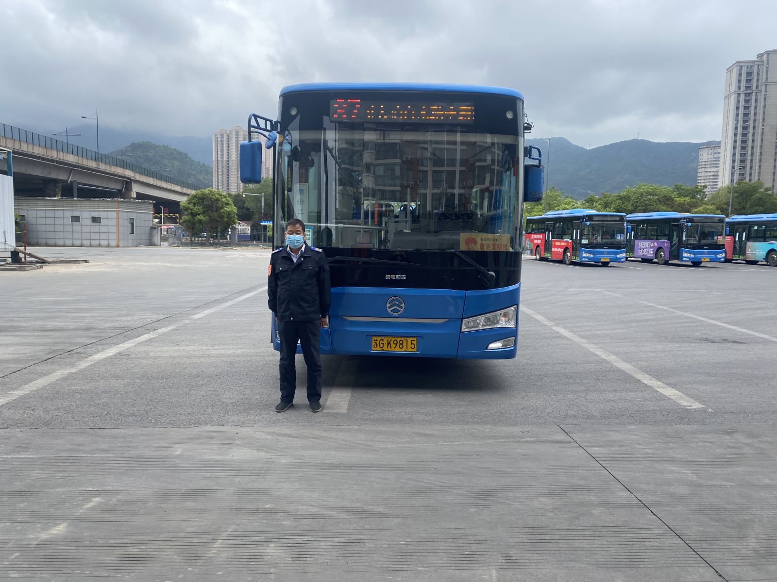 老人獨坐公交車迷失方向，公交駕駛員、110民警接力尋找家人