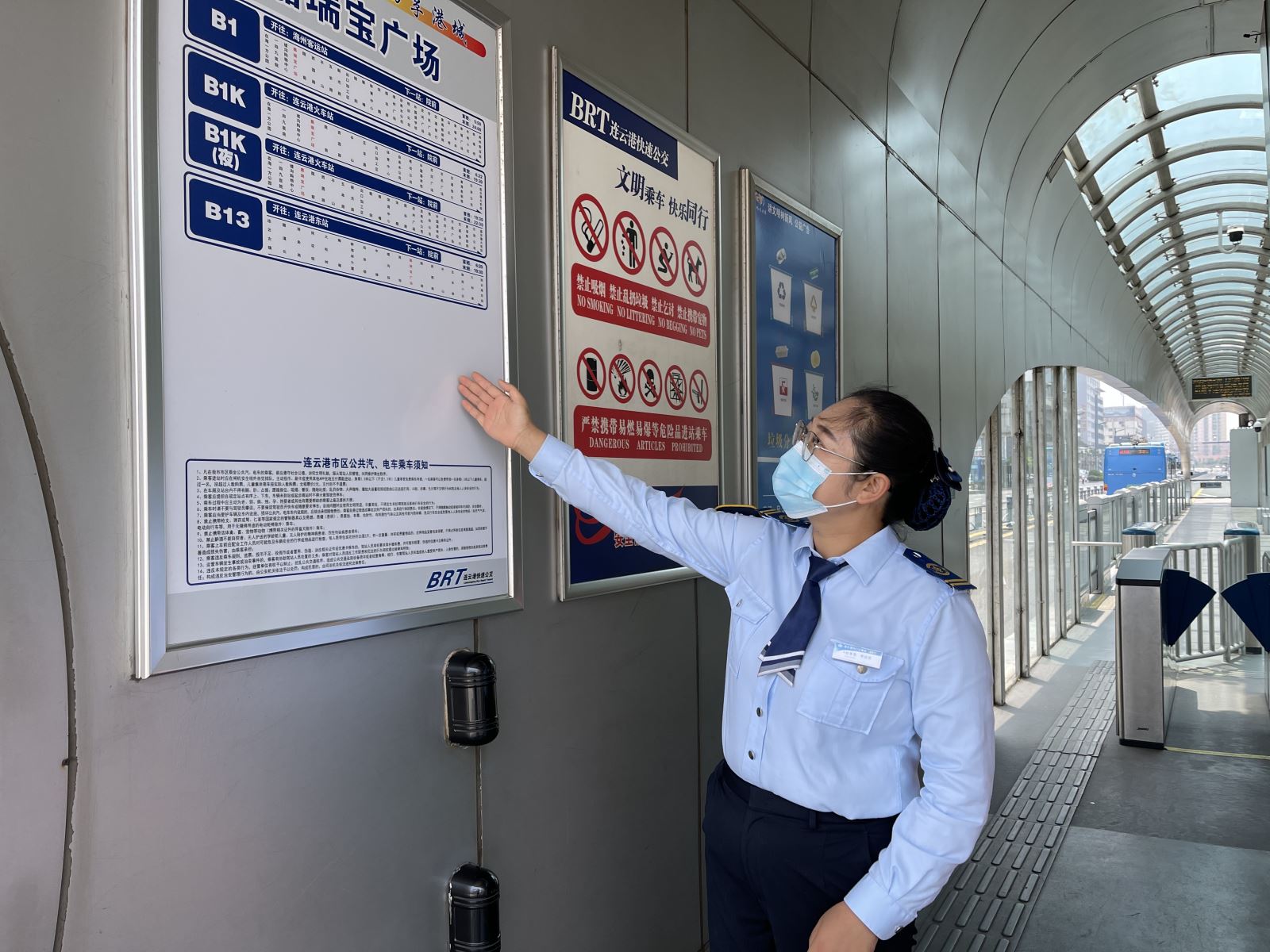 公交集團快速公交事業部 響應創文號召 檢查車輛衛生死角