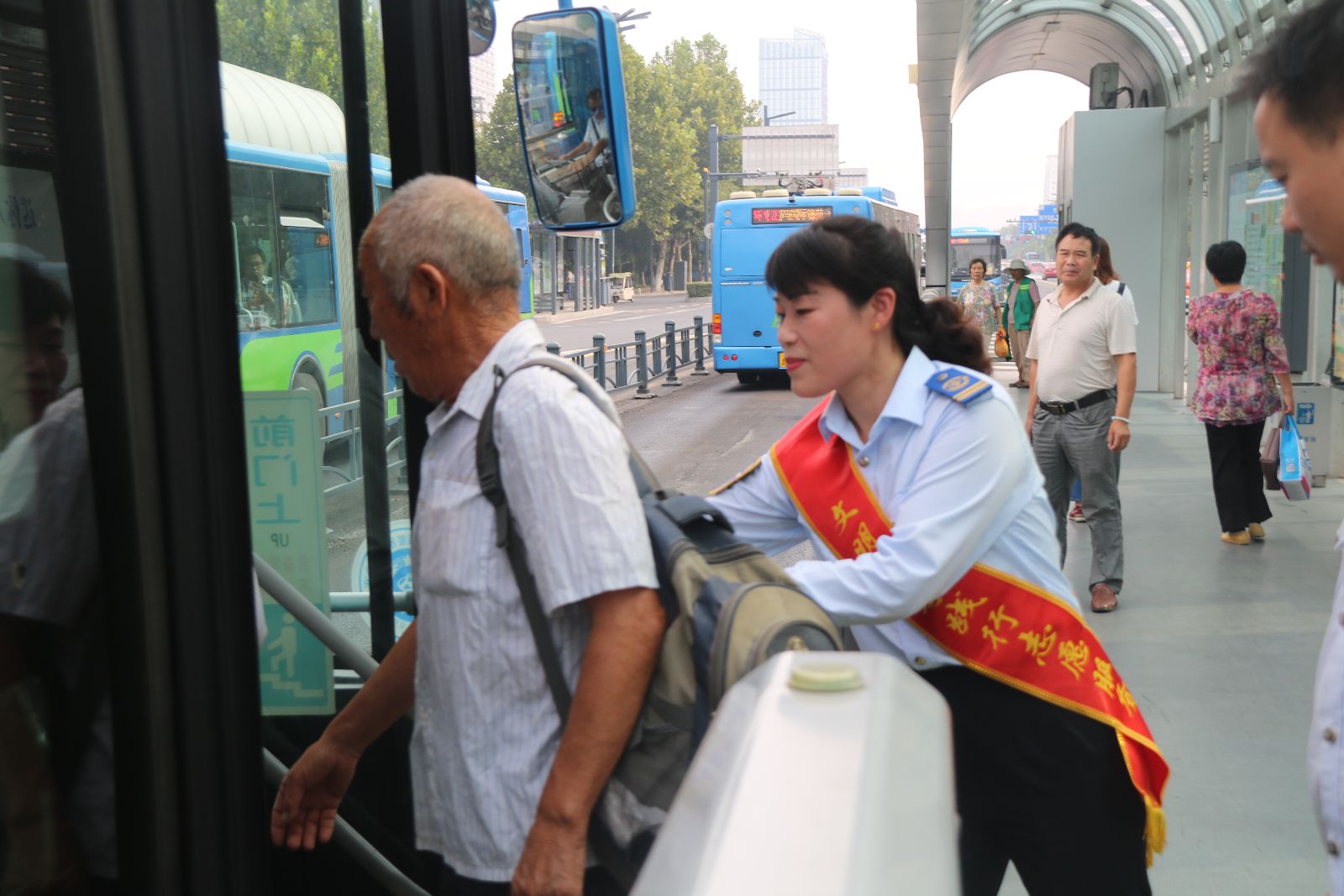 公交集團開展“關(guān)愛殘疾人無障礙乘車 文明出行”活動