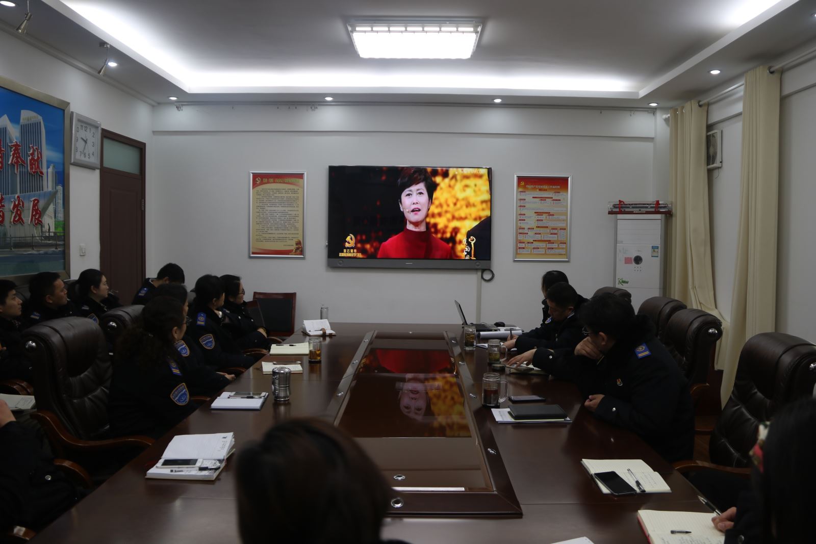 公交集團組織黨員干部觀看《2018年度感動中國人物頒獎盛典》